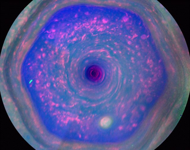 Esta fascinante vista muestra el famoso hexágono, que se ubica en la capa superior de la atmósfera compuesta de nubes que giran en el polo norte de Saturno.