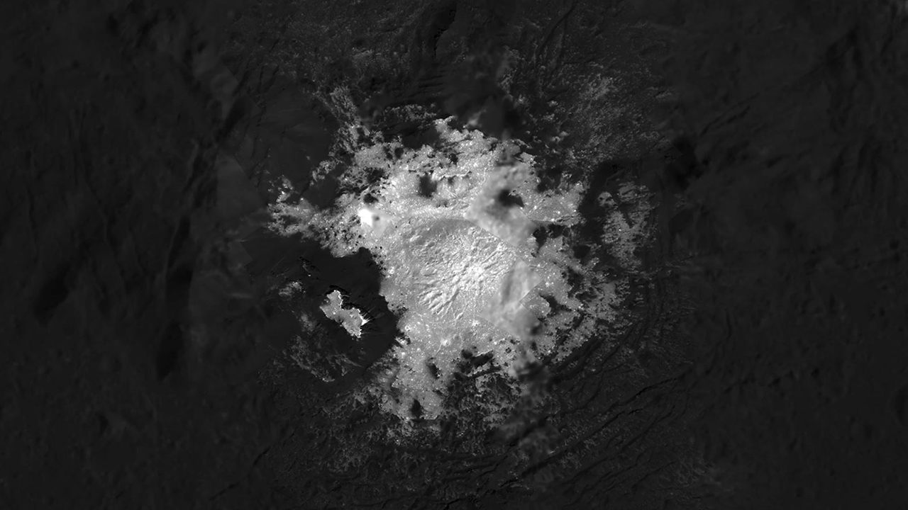 Observan de cerca uno de los misteriosos puntos brillantes de Ceres