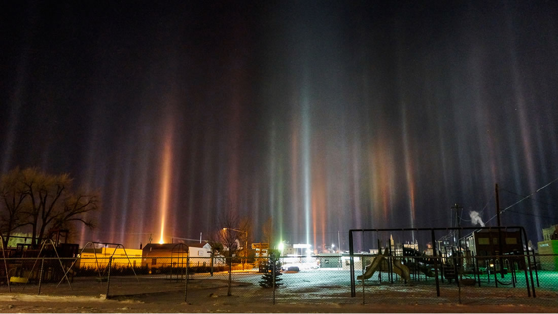 Fotógrafo capta «pilares de luz» de apariencia alienígena flotando en el cielo