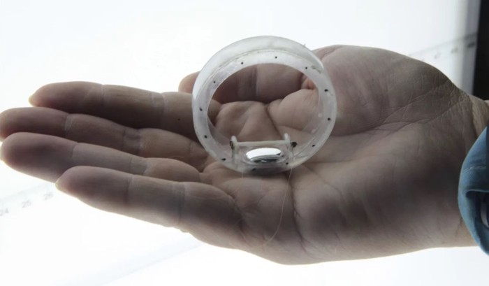 El prototipo está formado por una pequeña rueda de plástico, una batería de litio y gotas de galio, un metal plateado suave