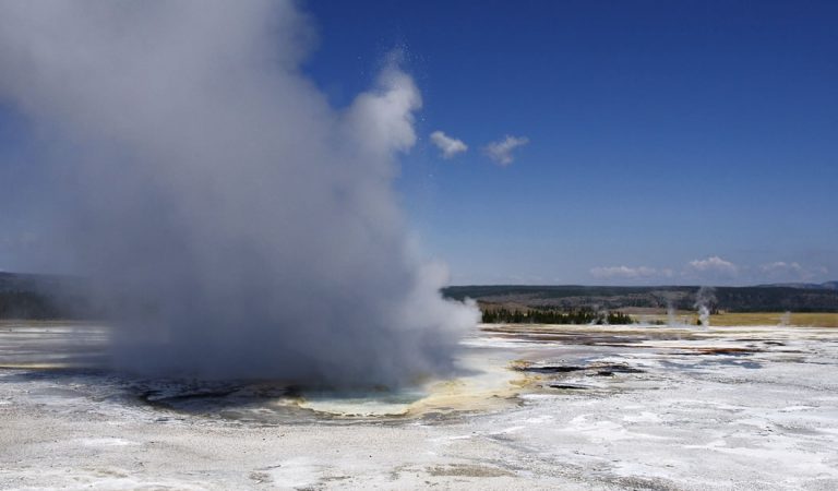 Un géiser de Yellowstone explota, toda la basura que sale disparada es decepcionante Un géiser de Yellowstone explota, toda la basura que sale disparada es decepcionante