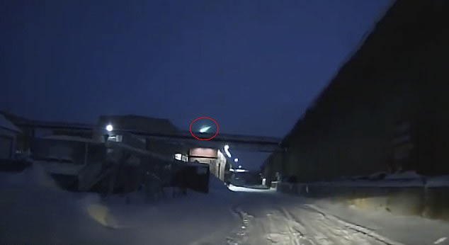 La bola de fuego se vio desde una carretera cubierta de nieve en Siberia. La emisora estatal de Rusia lo describió como un meteoro, pero los astrónomos dijeron que no se esperaban lluvias de meteoros