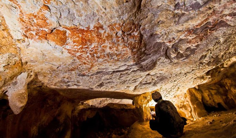 Hallan arte rupestre de 40.000 años en remotas montañas de Indonesia Hallan arte rupestre de 40.000 años en remotas montañas de Indonesia