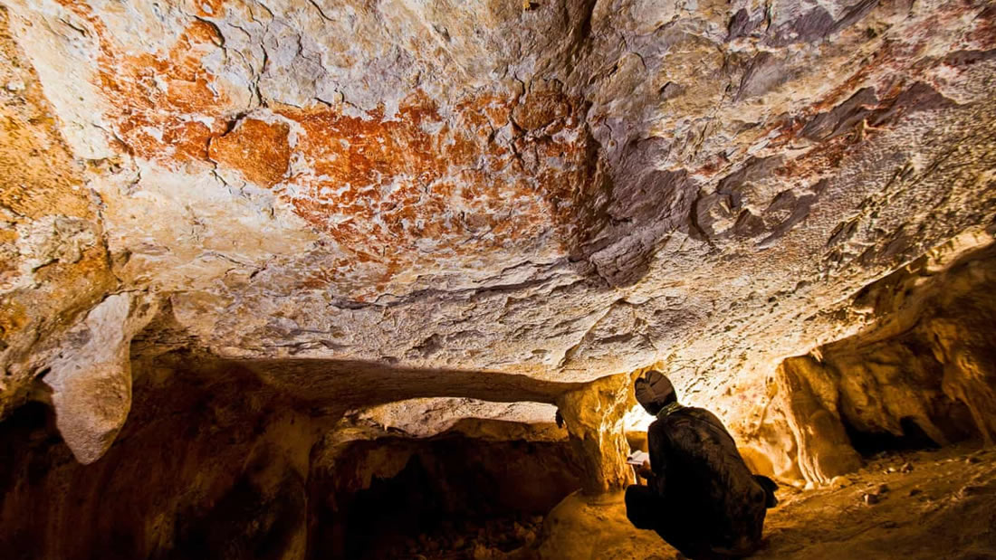 Hallan arte rupestre de 40.000 años en remotas montañas de Indonesia