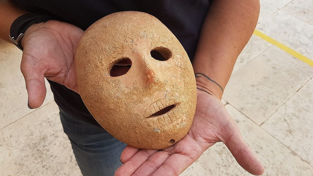 Hallan una rara máscara de piedra de 9.000 años en Cisjordania