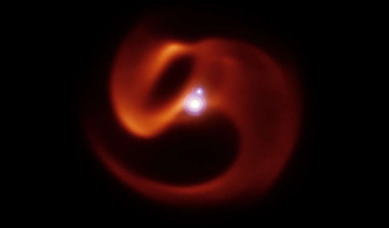 Hallan una «serpiente cósmica» orbitando un sistema de tres estrellas Hallan una «serpiente cósmica» orbitando un sistema de tres estrellas