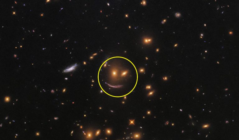 Hubble encuentra una «cara feliz» en el Universo Hubble encuentra una «cara feliz» en el Universo