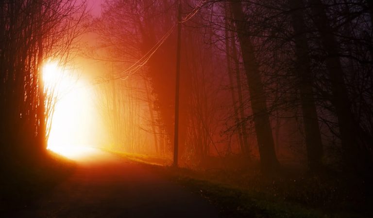 Una misteriosa explosión es vista y fotografiada en los cielos de California Una misteriosa explosión es vista y fotografiada en los cielos de California