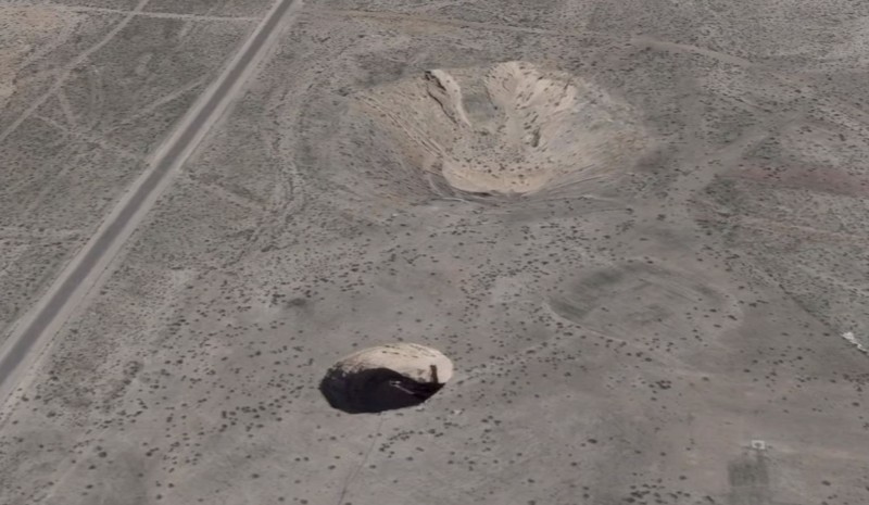 Una vista más alejada del misterioso cráter. En su interior puede verse algo que parece emerger y que proyecta una sombra vertical