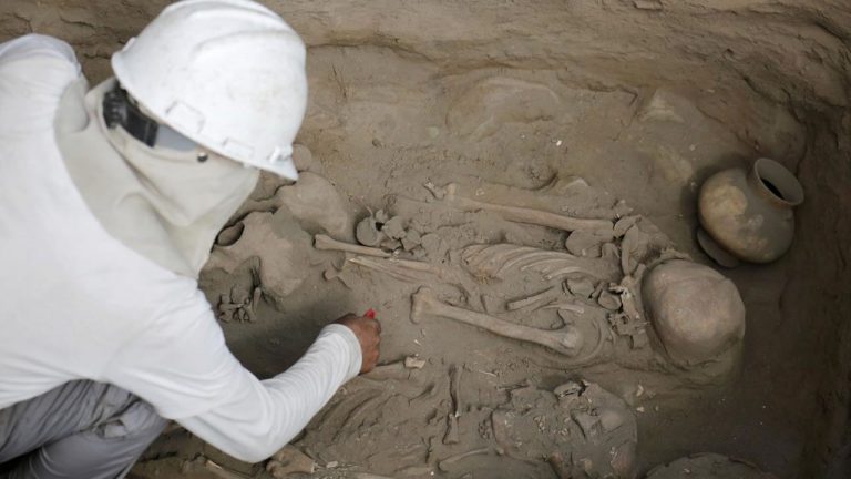 Docenas de antiguas tumbas en Perú revelaron sacrificios de niños y tesoros arqueológicos