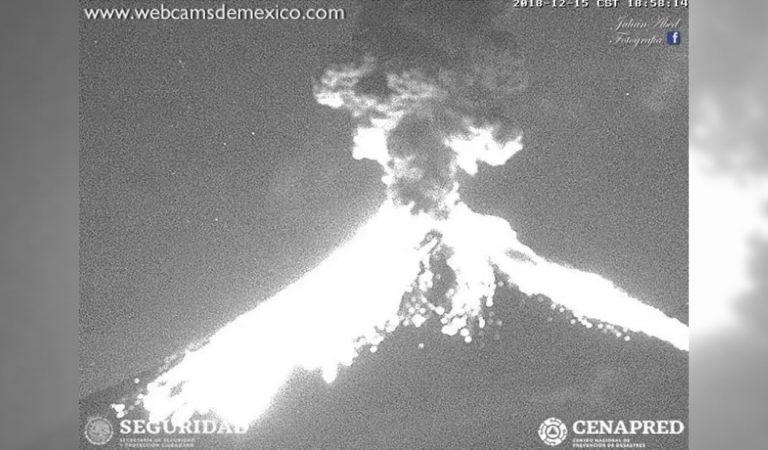 El volcán Popocatépetl explota violentamente y emite una fumarola de 2 kilómetros El volcán Popocatépetl explota violentamente y emite una fumarola de 2 kilómetros