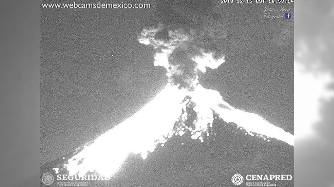 El volcán Popocatépetl explota violentamente y emite una fumarola de 2 kilómetros