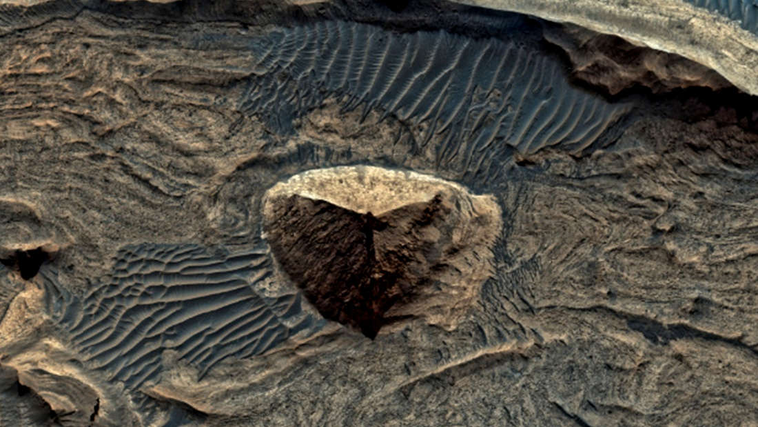 ¿Es esto una pirámide de tres lados sobre la superficie de Marte?