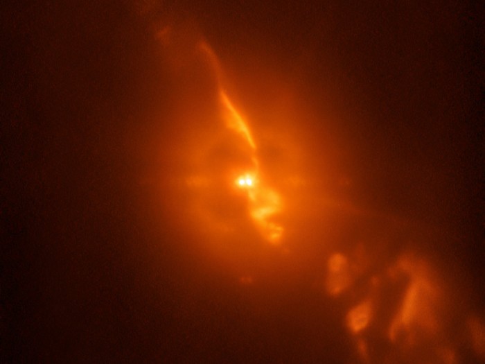 Los astrónomos pudieron capturar detalles dramáticos de la turbulenta relación estelar en la estrella binaria R Aquarii con una claridad sin precedentes