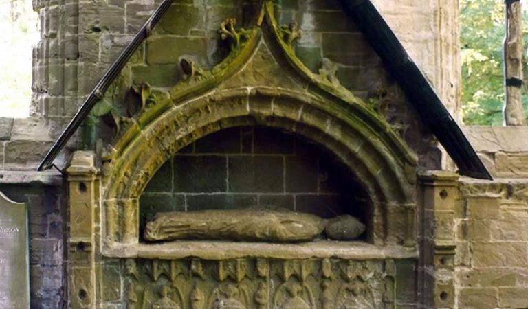 Hallan tallados en piedra ocultos por 600 años en una tumba en catedral escocesa Hallan tallados en piedra ocultos por 600 años en una tumba en catedral escocesa