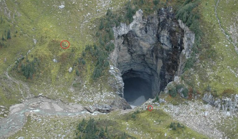 Hallan una enorme cueva nunca antes vista por humanos en Canadá Hallan una enorme cueva nunca antes vista por humanos en Canadá