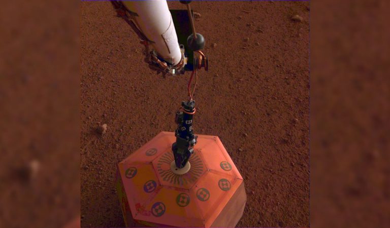 Insight introduce un sismómetro en el suelo de Marte para escuchar los «Marsquakes» Insight introduce un sismómetro en el suelo de Marte para escuchar los «Marsquakes»