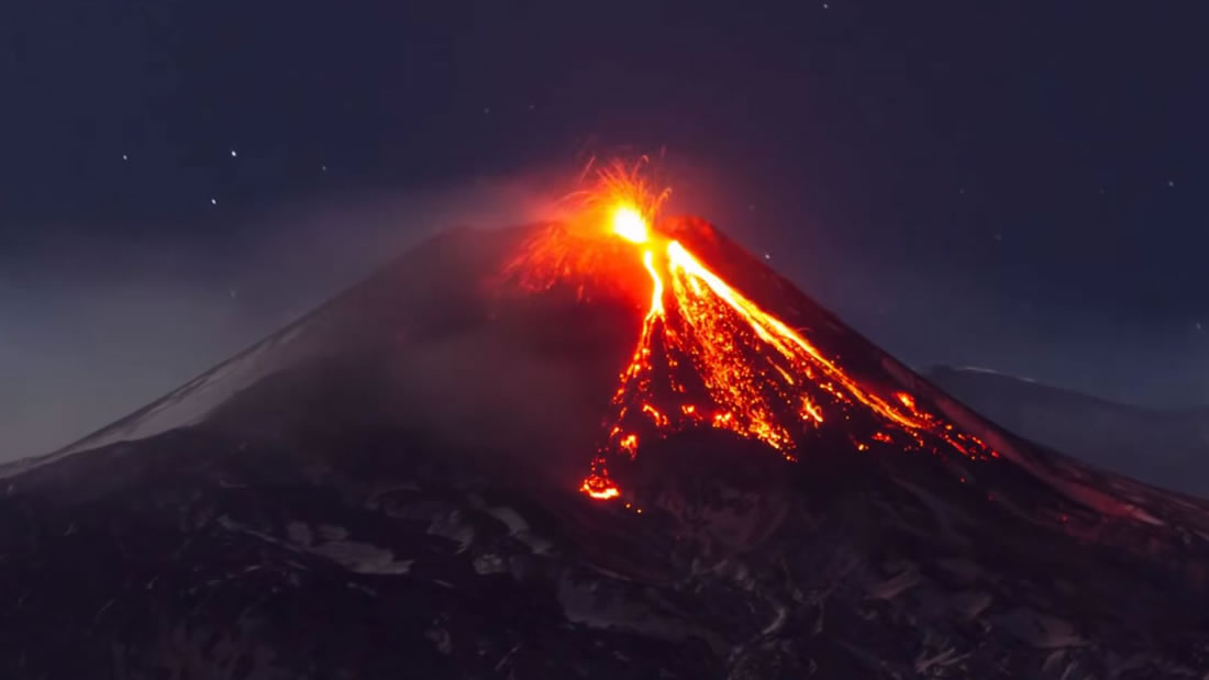 Monte Etna entra en erupción y envía lava y enormes columnas de gas al cielo nocturno