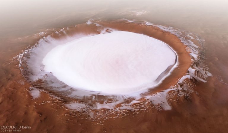 Revelan imagen de un cráter en Marte lleno de hielo de 82 kilómetros de ancho Revelan imagen de un cráter en Marte lleno de hielo de 82 kilómetros de ancho