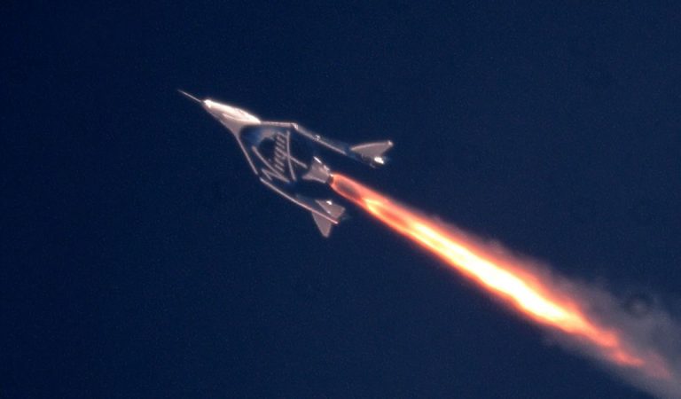 Virgin Galactic «hace historia» por ir al espacio con humanos a bordo Virgin Galactic «hace historia» por ir al espacio con humanos a bordo