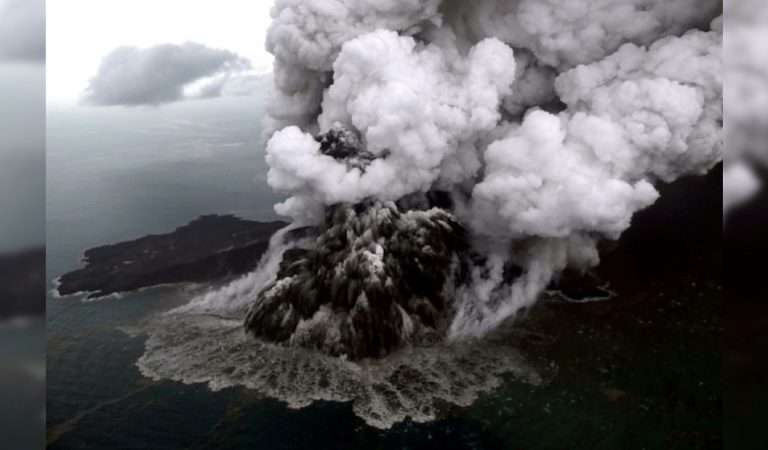 Volcán que causó el tsunami en Indonesia perdió dos tercios de su altura Volcán que causó el tsunami en Indonesia perdió dos tercios de su altura