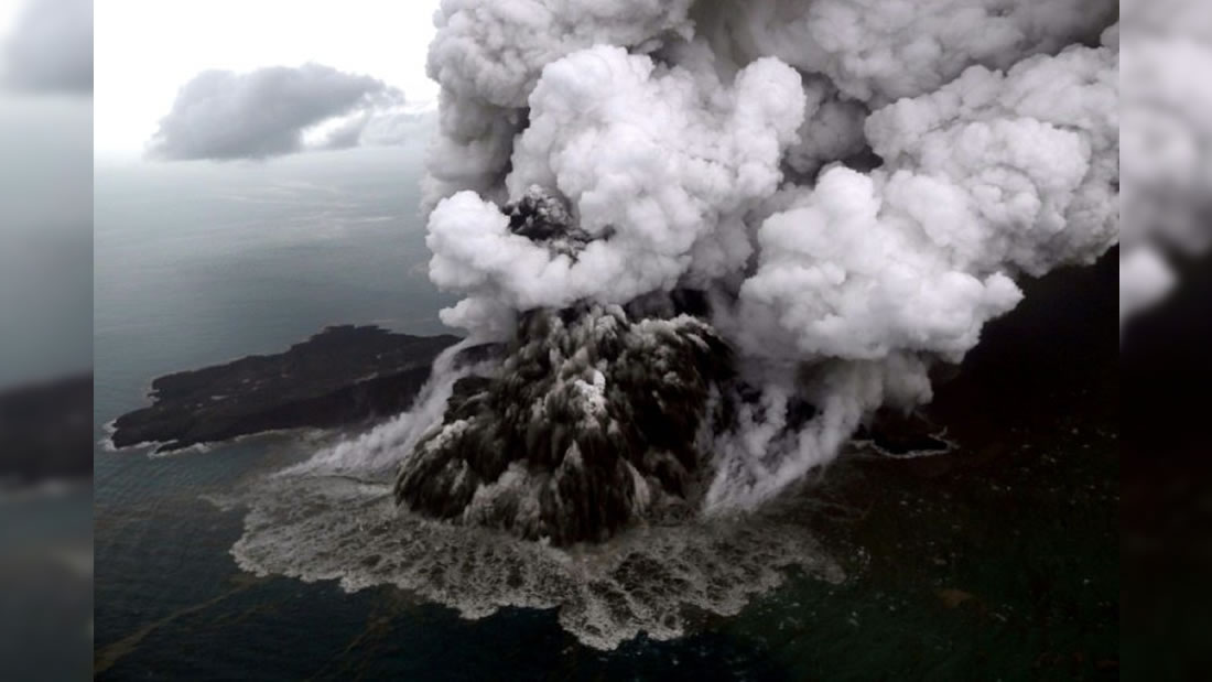 Volcán que causó el tsunami en Indonesia perdió dos tercios de su altura