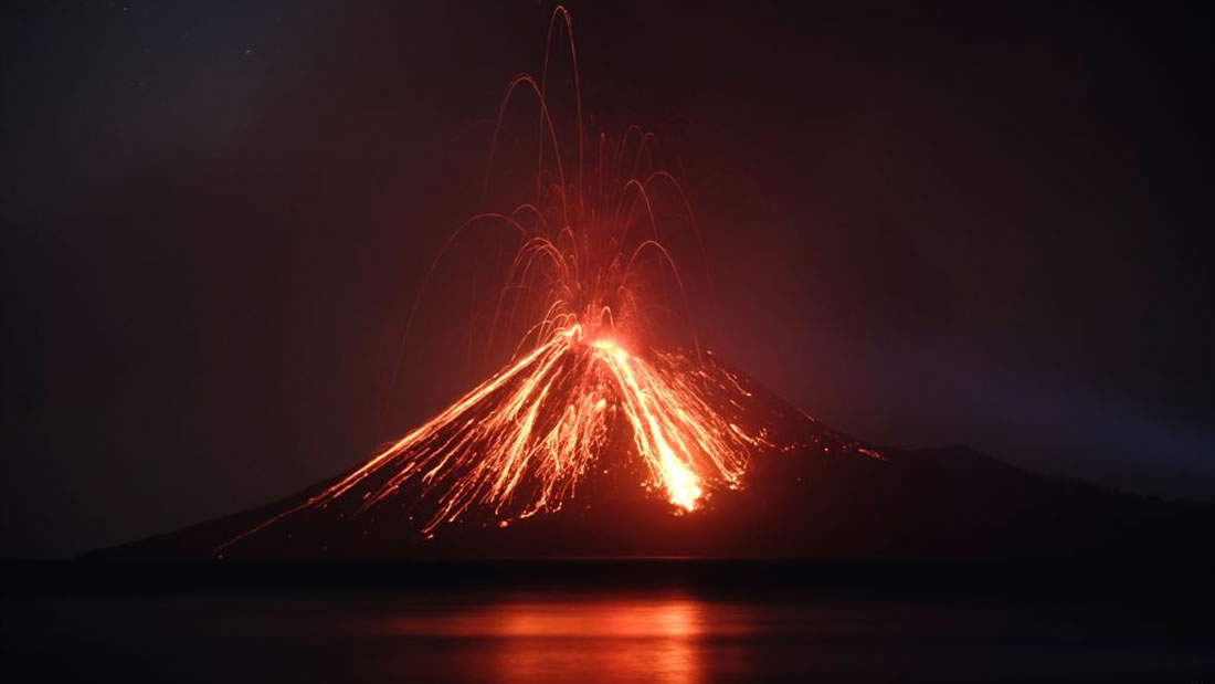 Volcán Krakatoa erupciona luego del desastroso tsunami en Indonesia