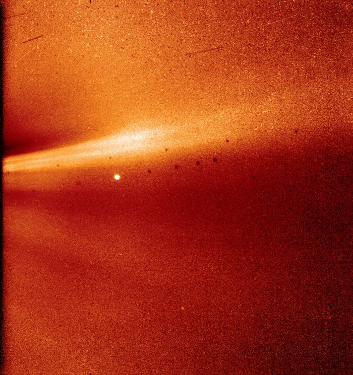 Esta imagen del instrumento WISPR del Parker Solar Probe muestra una serpentina coronal, vista sobre la extremidad este del Sol el 8 de noviembre de 2018, a las 1:12 A.M. EST, cuando la nave espacial estaba a aproximadamente 27 millones de kilómetros de la superficie del Sol. Júpiter se puede ver bajo la serpentina