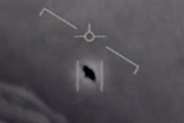 Uno de los OVNIs observados en vídeos liberados por el Pentágono