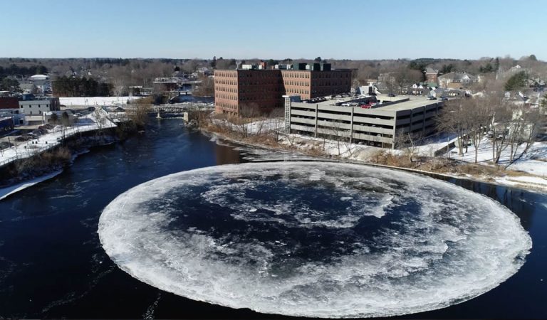 Aparece un raro disco de hielo giratorio similar a un OVNI y de casi 100 metros en Maine, EE.UU. Aparece un raro disco de hielo giratorio similar a un OVNI y de casi 100 metros en Maine, EE.UU.