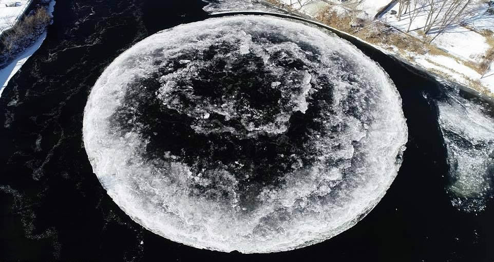 Los residentes bromearon que el fenómeno parece un «círculo de cultivos congelado»