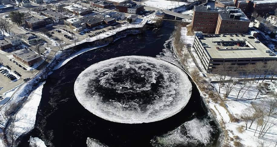 El disco que gira en sentido antihorario en el río Presumpscot tiene un diámetro estimado de 91 metros