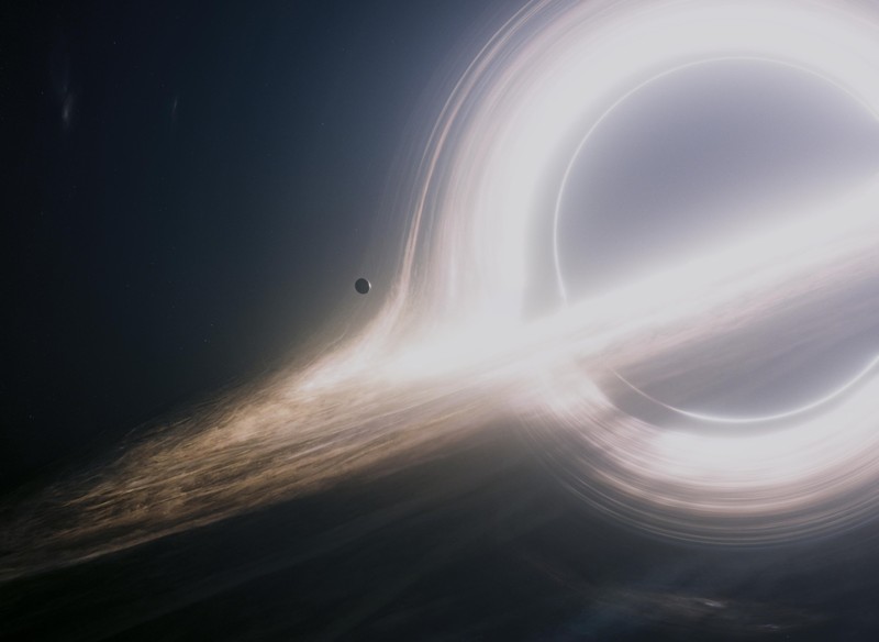 El planeta ficticio de Miller orbitando el agujero negro Gargantua, en la película «Interstellar»