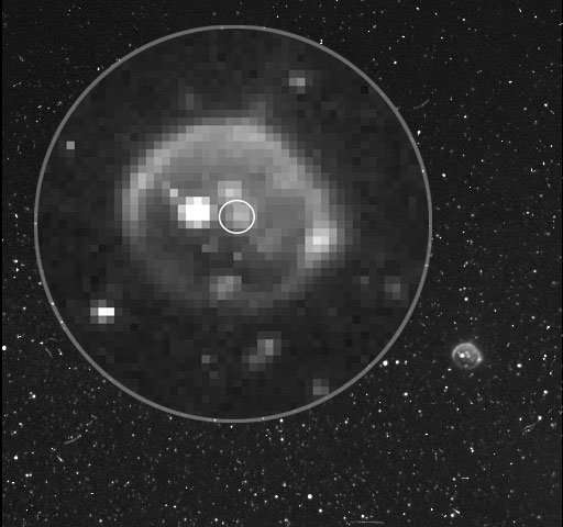Juno capturó esta imagen de la luna Io de Júpiter poco después de que Io fuera eclipsada por Júpiter a las 12:40:29 (UTC) del 21 de diciembre de 2018. Io está suavemente iluminada por la luz de la luna desde otra de las lunas de Júpiter, Europa. Se sospecha que la característica más brillante en Io es una firma de radiación penetrante. Se ve el resplandor de la actividad de varios de los volcanes de Io, incluida una pluma circulada en la imagen