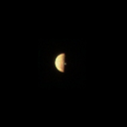 JunoCam logró capturar tres imágenes de Io antes de que entrara en un eclipse, todas con una columna volcánica iluminada más allá del terminador. La imagen que se muestra aquí, reconstruida a partir de imágenes de filtro rojo, azul y verde, se adquirió a las 12:20 (UTC) del 21 de diciembre de 2018. La nave espacial Juno estaba a aproximadamente 300.000 km de Io