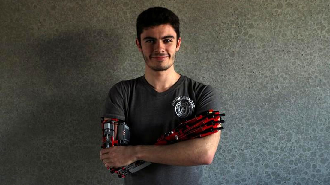 Adolescente que nació sin un antebrazo construye su propia prótesis robótica con LEGOS
