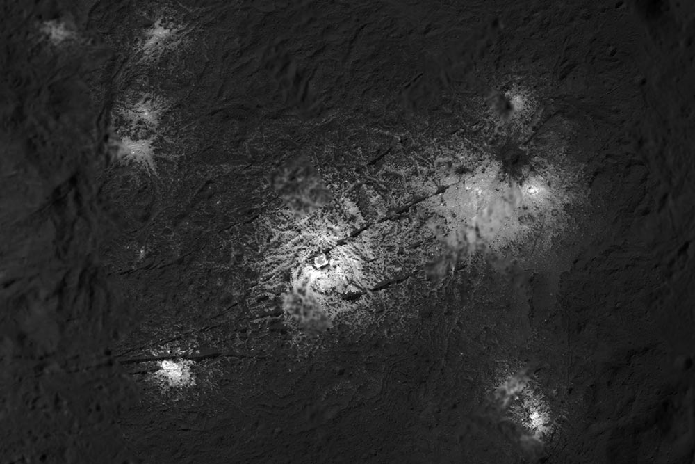 Esta foto de primer plano de Vinalia Faculae en el cráter de Occator de Ceres fue capturada por la nave espacial Dawn de la NASA en su segunda misión extendida, desde una altura tan baja como 34 kilómetros