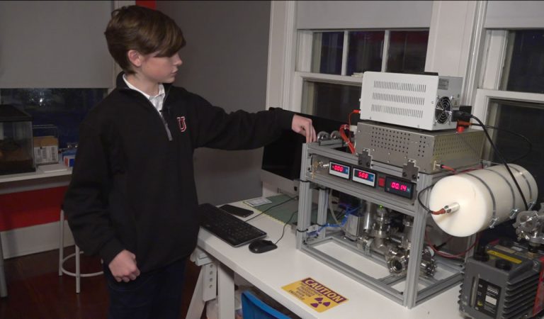 Niño de 14 años crea un reactor nuclear en su dormitorio con piezas de repuesto Niño de 14 años crea un reactor nuclear en su dormitorio con piezas de repuesto