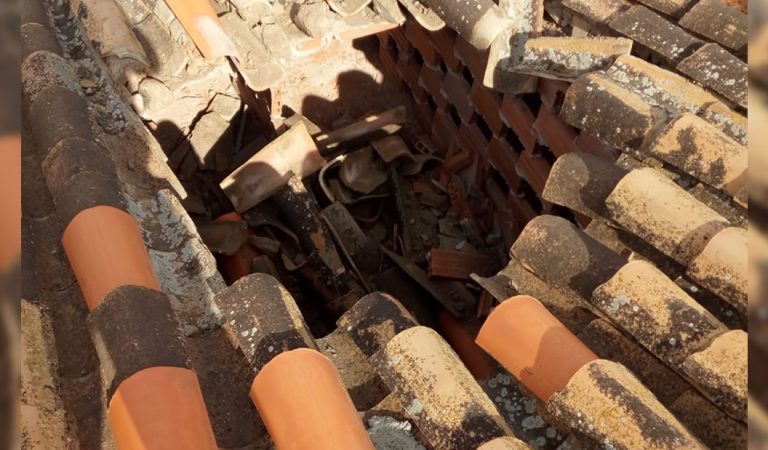 Objeto no identificado cae en Granada, España, rompiendo los tejados de una vivienda Objeto no identificado cae en Granada, España, rompiendo los tejados de una vivienda