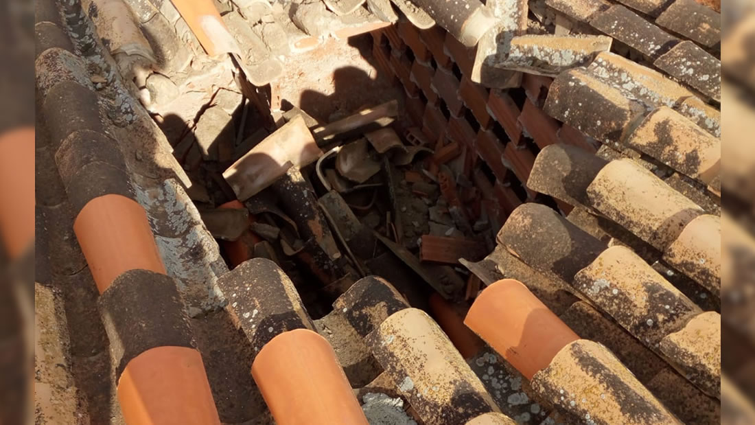 Objeto no identificado cae en Granada, España, rompiendo los tejados de una vivienda