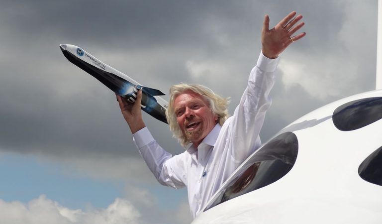 Richard Branson, propietario de Virgin Galactic, dice que volará al espacio en julio Richard Branson, propietario de Virgin Galactic, dice que volará al espacio en julio