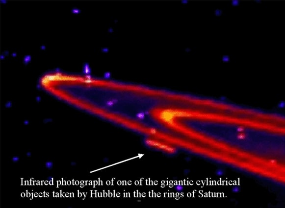 Objeto cilíndrico gigante, asociado a los RingMakers. Imagen en infrarrojo tomada por el Telescopio Espacial Hubble