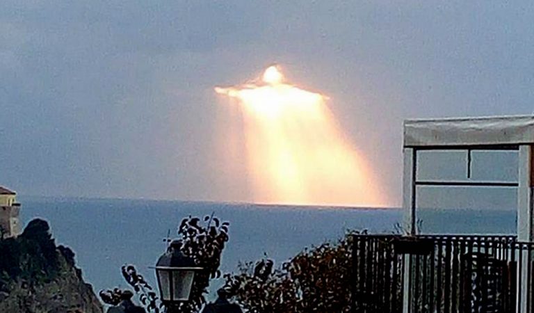 Anomalía luminosa con forma humana aparece en cielo de Italia Anomalía luminosa con forma humana aparece en cielo de Italia