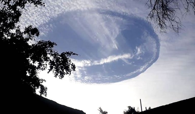 Extraño agujero en las nubes aparece en Emiratos Árabes Unidos Extraño agujero en las nubes aparece en Emiratos Árabes Unidos