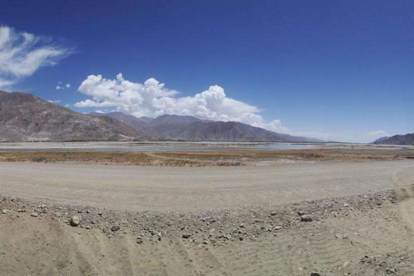 Otra imagen que muestra el lugar de trabajo de campo en la meseta tibetana de Qiantang en China durante la campaña de campo donde se descubrió la hoja de palma fósil
