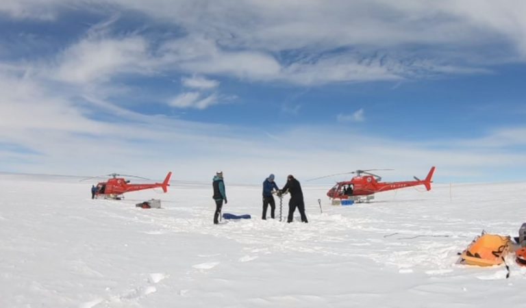 Hallan una enorme red de lagos bajo el glaciar más grande de la Antártida oriental Hallan una enorme red de lagos bajo el glaciar más grande de la Antártida oriental