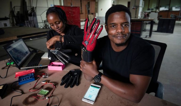 Ingeniero de Kenia crea guantes que traducen el lenguaje de señas en voz audible Ingeniero de Kenia crea guantes que traducen el lenguaje de señas en voz audible
