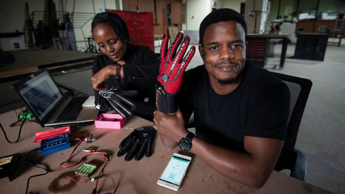 Ingeniero de Kenia crea guantes que traducen el lenguaje de señas en voz audible