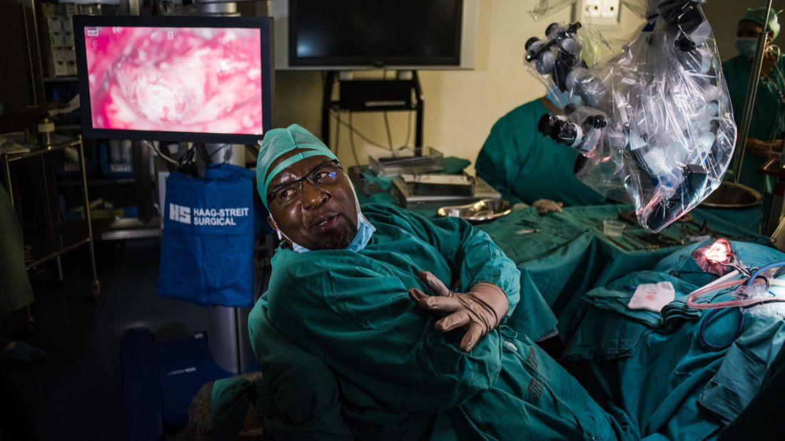 Médico de Sudáfrica cura la sordera con un trasplante de oído medio