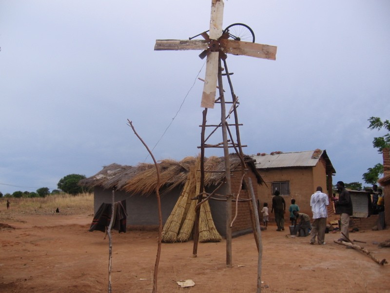 El primer molino original levantado por William Kamkwamba